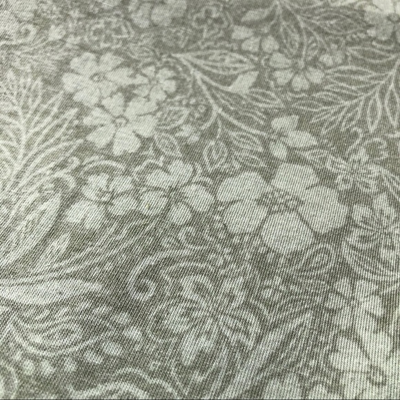 ✨2/$15-Suzy Shier Sage Green Floral T-Shirt - Picture 7 of 9